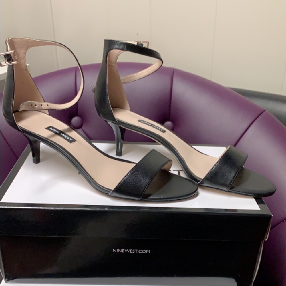 Size 9w Nine West pumps